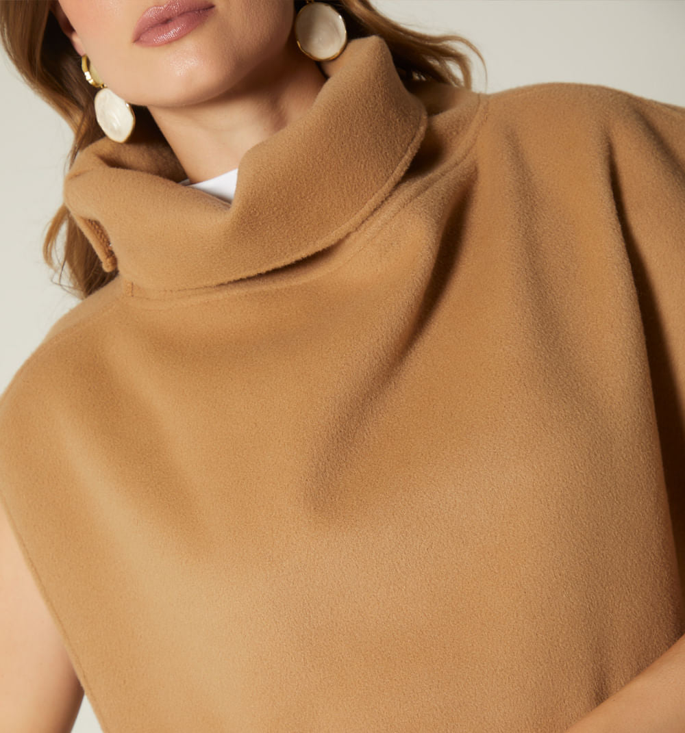 CHAQUETA / PONCHO CORTO CON FLECOS